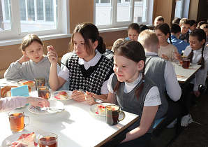 Как организовано питание учащихся, проверили в школе №107 Барнаула