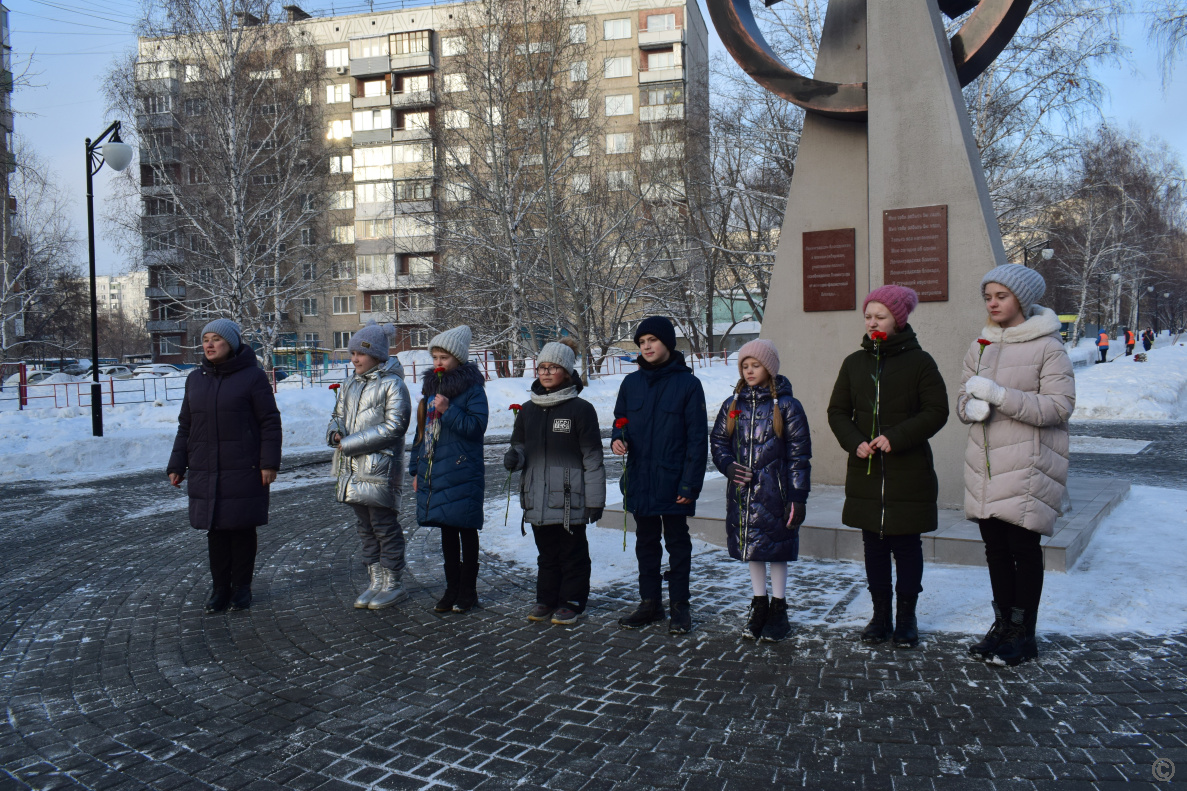 На Ленинградской аллее состоялось возложение цветов | 22.02.2023 | Барнаул  - БезФормата