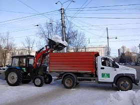 Вывоз снега и противогололедная обработка продолжаются в Барнауле