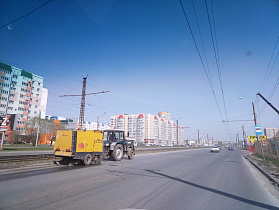 Барнаульские дороги продолжают убирать от смета и мусора