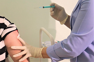 Выездное медицинское обследование и вакцинацию провели в школе №126 для педагогических работников Барнаула