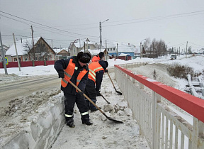 В Барнауле продолжается очистка дорог и вывоз снега