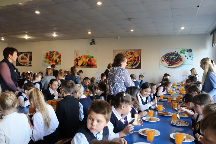 В Барнауле продолжается общественный контроль школьного питания