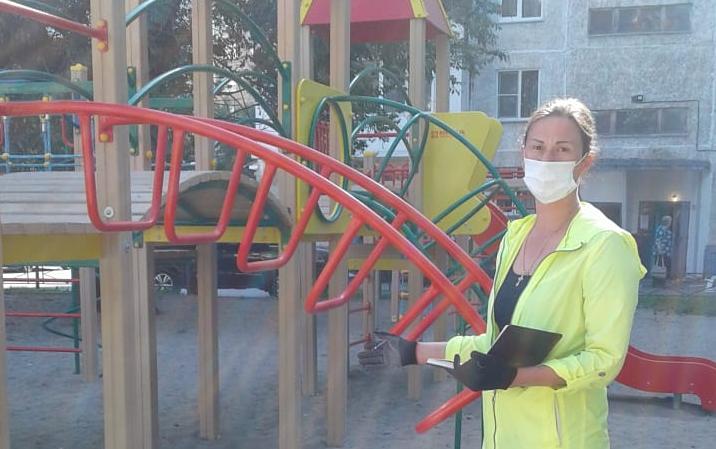  В барнаульском микрорайоне Новосиликатном проверили санитарное состояние и безопасность детских площадок 