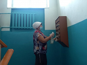 В Барнауле продолжают дезинфицировать подъезды