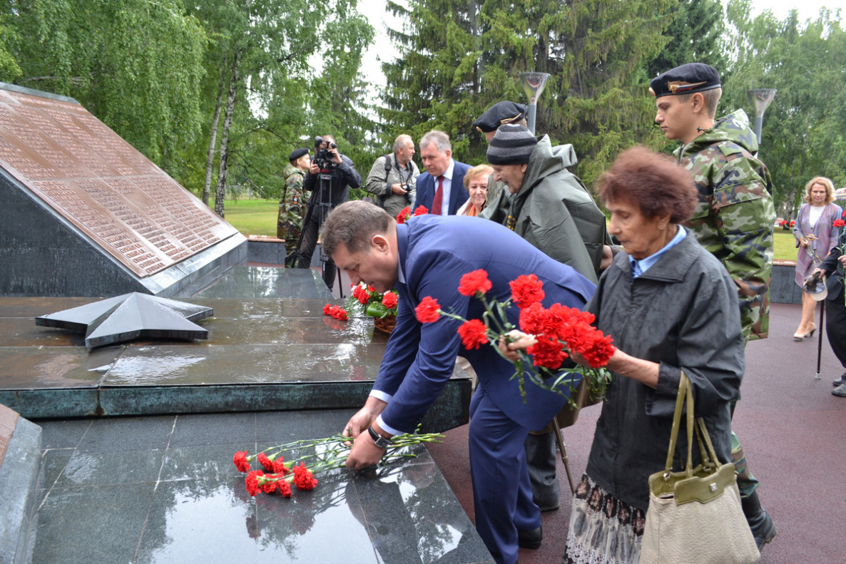 В годовщину победы в Курской битве возложили цветы к Мемориалу Славы в  Барнауле БАРНАУЛ :: Официальный сайт города