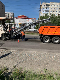 Текущий ремонт дорог продолжается в Барнауле 