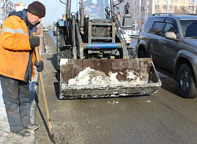 Дорожная служба Барнаула начала расчистку решеток ливневой канализации