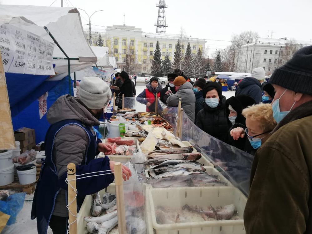 Продовольственная ярмарка барнаул. Продовольственные ярмарки Барнаул фото. Ярмарка в Железнодорожном районе Барнаул фото. Продуктовая ярмарка в Нахабино у станции фото.