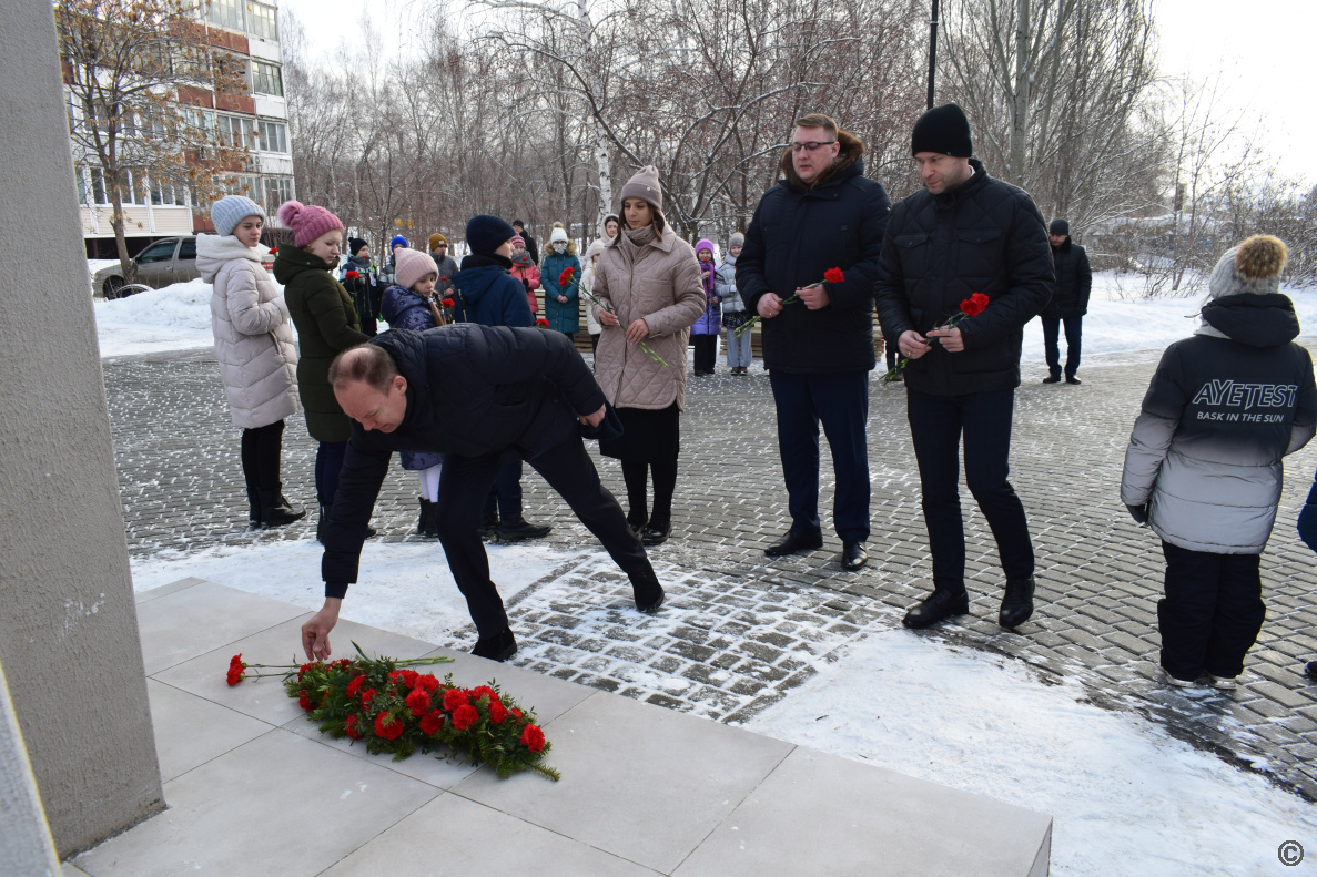 На Ленинградской аллее состоялось возложение цветов | 22.02.2023 | Барнаул  - БезФормата