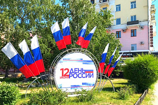 Барнаул украсили флагами и праздничными баннерами ко Дню России