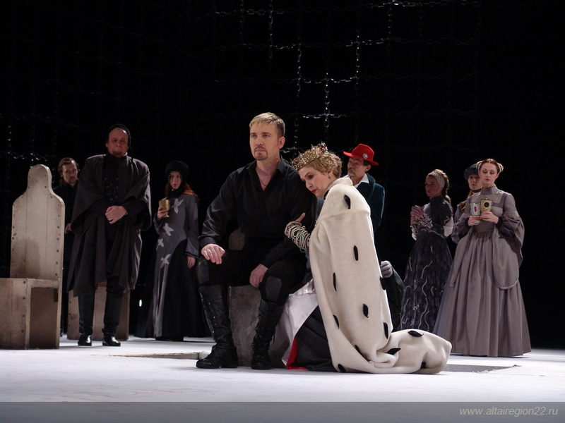 Алтайский краевой театр драмы приглашает на онлайн-показ спектакля «Гамлет»