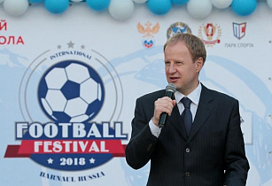 Виктор Томенко: «Проведение Международного фестиваля футбола в Алтайском крае говорит о том, что у нас очень любят футбол и дорожат достижениями нашей команды»
