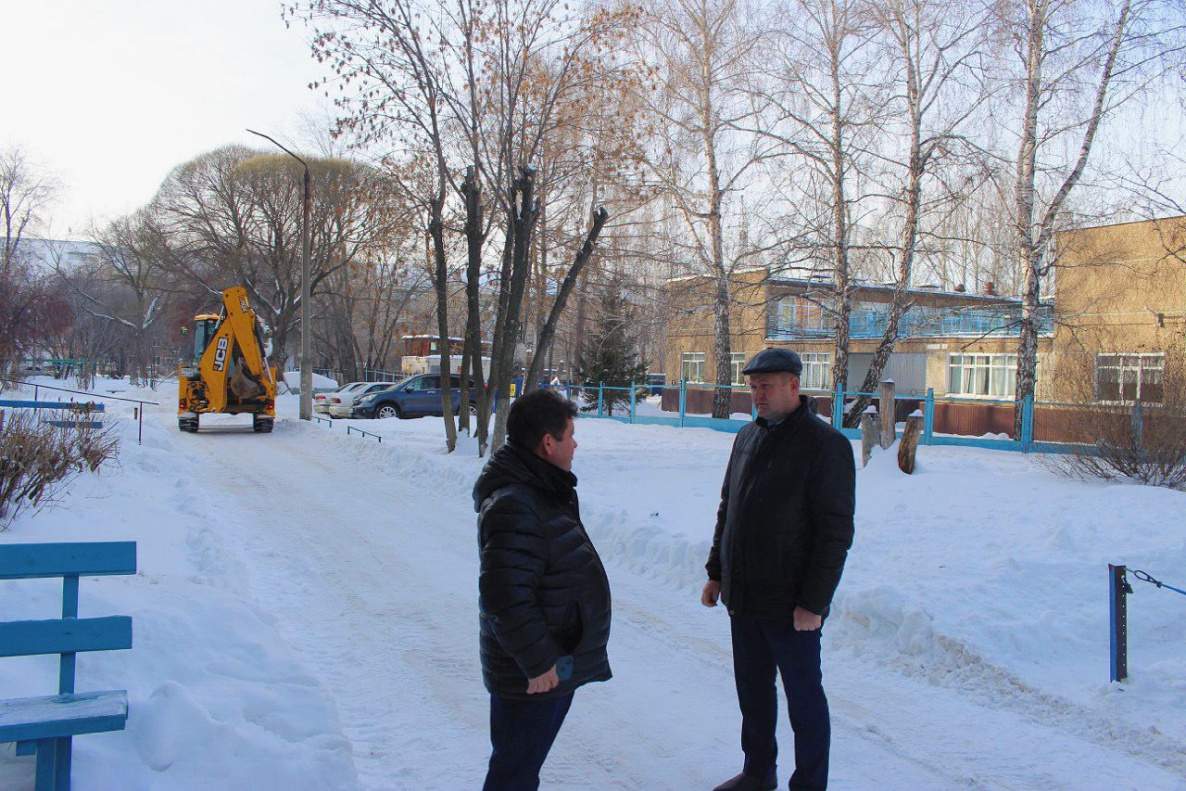 Уборка снега и наледи во дворах - на контроле администраций районов  Барнаула БАРНАУЛ :: Официальный сайт города