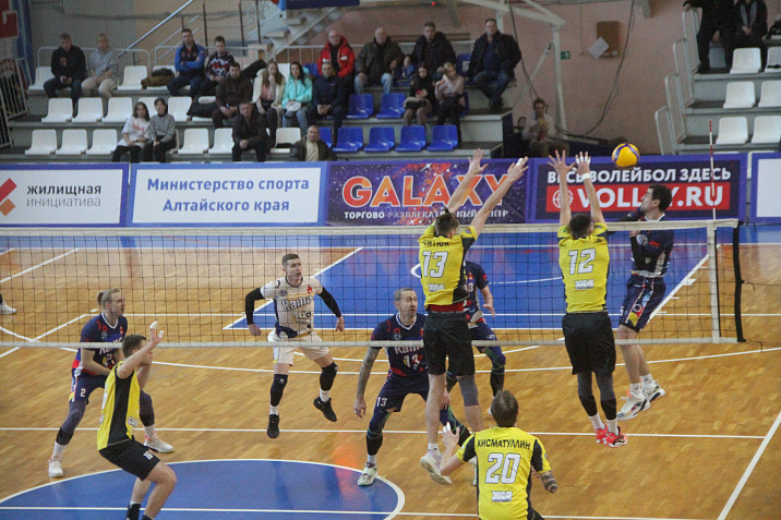 Барнаульские волейболисты обменялись победами с пермской «Камой»