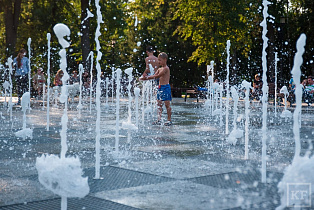 Жителям Барнаула напоминают о запрете купания в фонтанах  