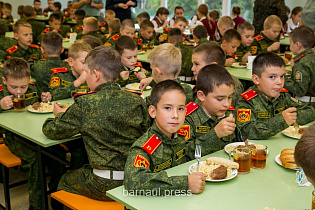 В Барнаульском кадетском корпусе проверили организацию питания учащихся