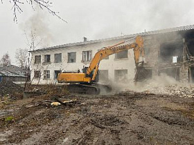 В Барнауле сносят еще один аварийный дом по улице Жданова, 17