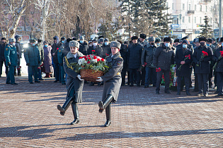 В Барнауле на Мемориале Славы почтили память защитников Отечества