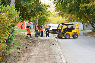 В Октябрьском районе Барнаула продолжается ремонт тротуаров и проездов