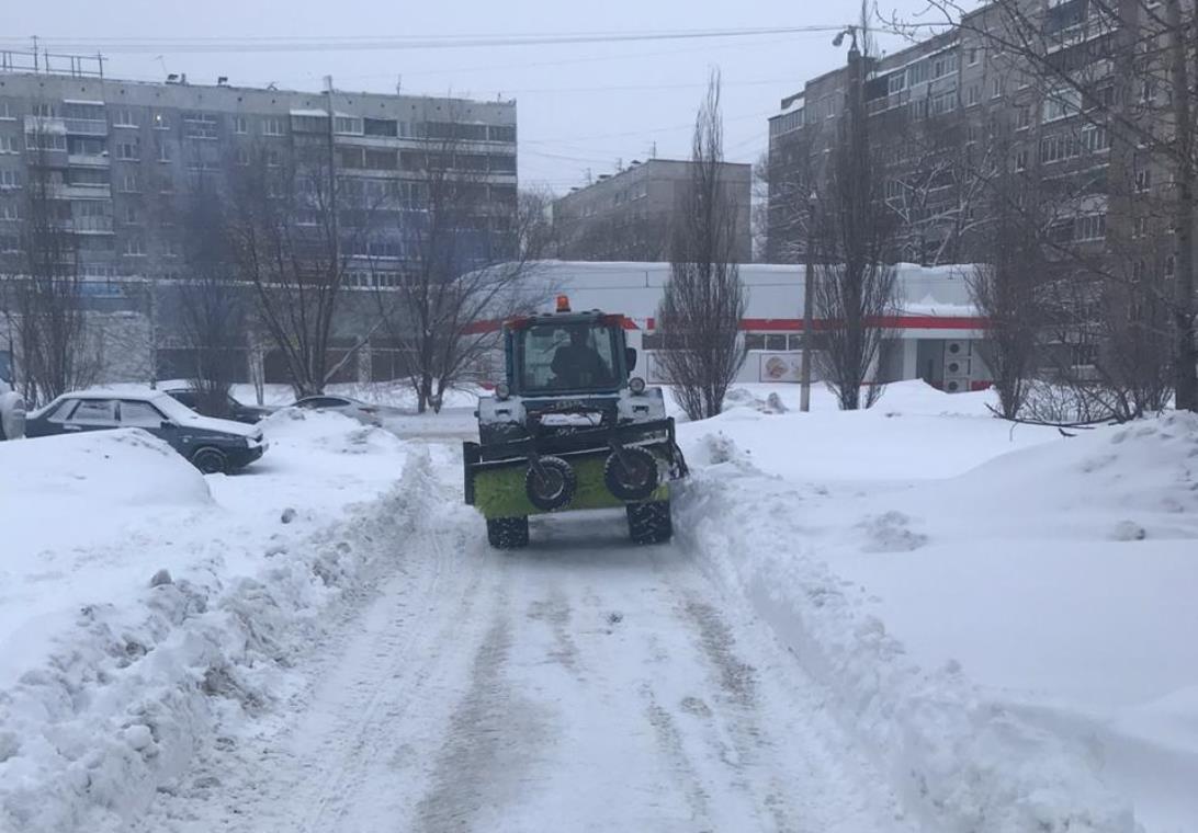 Идет очистка от снега территории Ленинского района города Барнаула БАРНАУЛ  :: Официальный сайт города