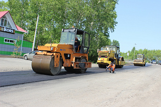 Улицу Смородиновую на въезде в поселок Спутник асфальтируют по нацпроекту «Безопасные качественные дороги»