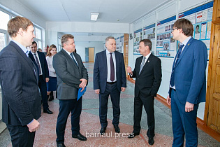 Глава города Вячеслав Франк провел выездное совещание в барнаульской гимназии №42 