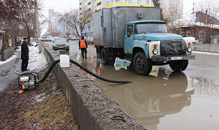 В Железнодорожном районе Барнаула прочищают водостоки и ливневую канализацию для минимизации последствий паводка 