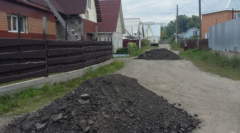 Въезд на территорию запрещен табличка. Дорога в деревне. Грязная дорога в деревне. Дорога в частном секторе. 50 рублей за километр.