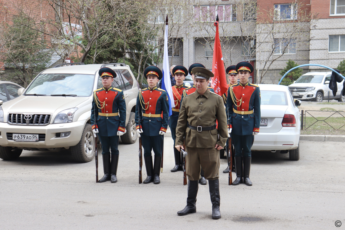 В Барнауле состоялась акция «Парад у дома ветерана» БАРНАУЛ :: Официальный  сайт города