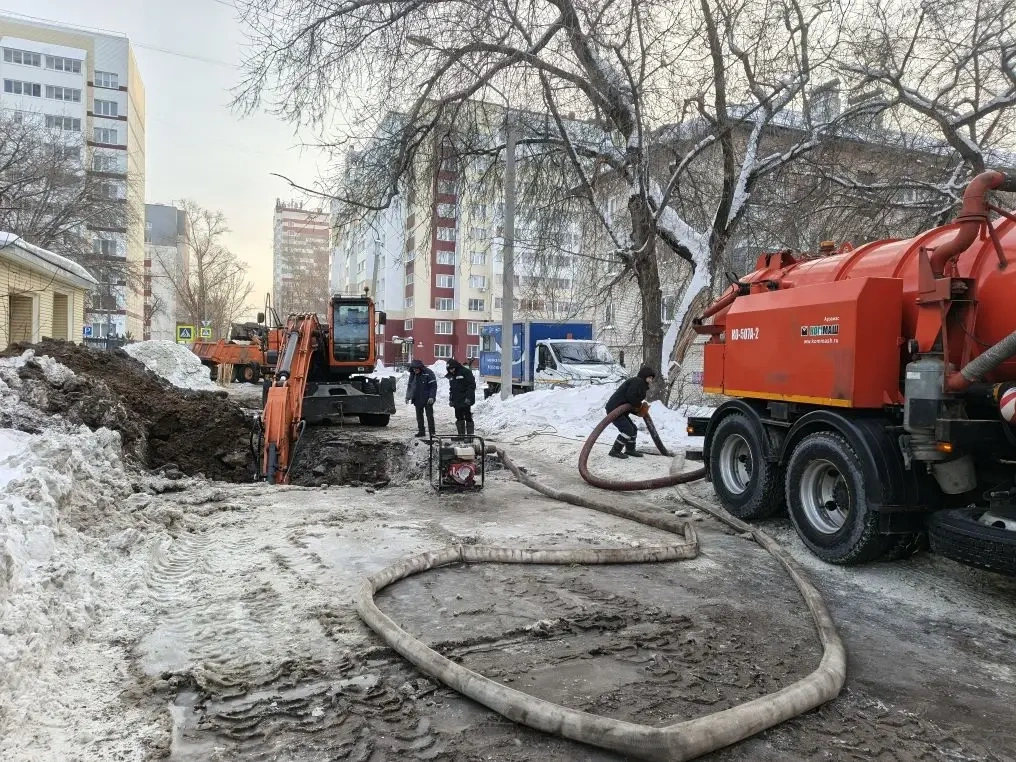 Повреждение водопровода по адресу ул. Беляева - ул. Глушкова  устранено