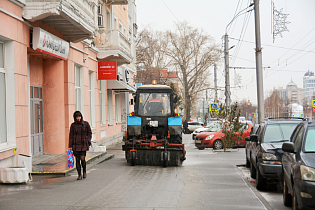 МБУ «Автодорстрой» усилили работу по обработке тротуаров противогололедными средствами 