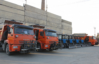 Дорожные службы Барнаула получили новые машины для ремонта, строительства и содержания дорог