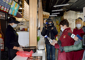 Соблюдение противоэпидемических мероприятий проверяют на фуд-кортах в торговых центрах Барнаула