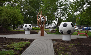 В день открытия Чемпионата мира по футболу в Барнауле установили вазоны-мячи