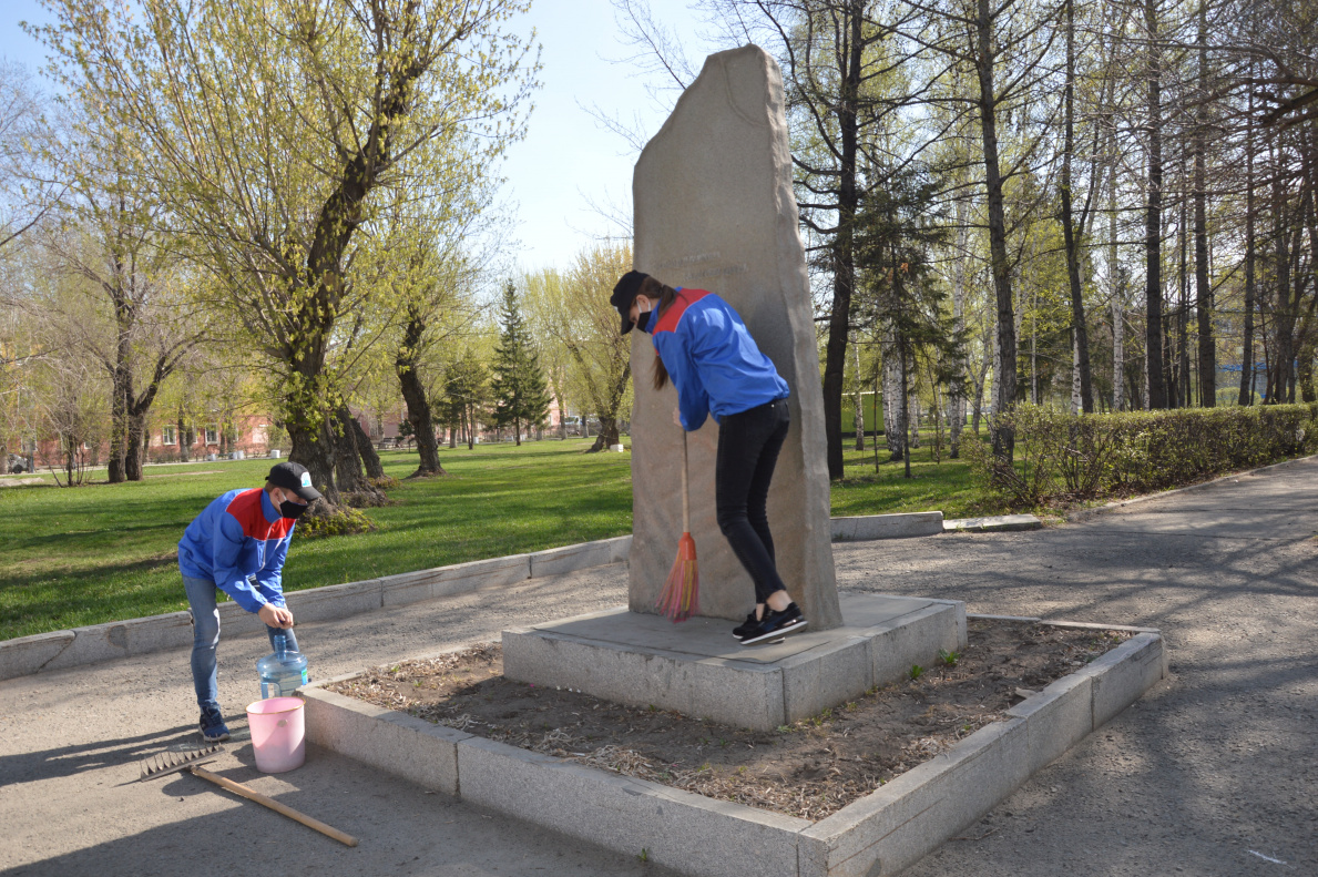 В Октябрьском районе очистили мемориальные и памятные доски на фасадах  жилых домов БАРНАУЛ :: Официальный сайт города