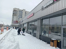 Очистка прилегающих территорий от снега предприятиями потребительского рынка на контроле в администрации города