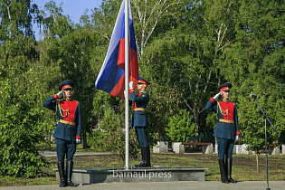 Празднование Дня России в Барнауле началось с поднятия государственного флага 