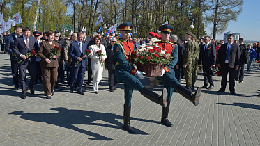 1 мая к стеле «Город трудовой доблести» в Барнауле возложили цветы