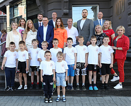 Глава Барнаула Вячеслав Франк встретился с юными хоккеистами из Донецка 