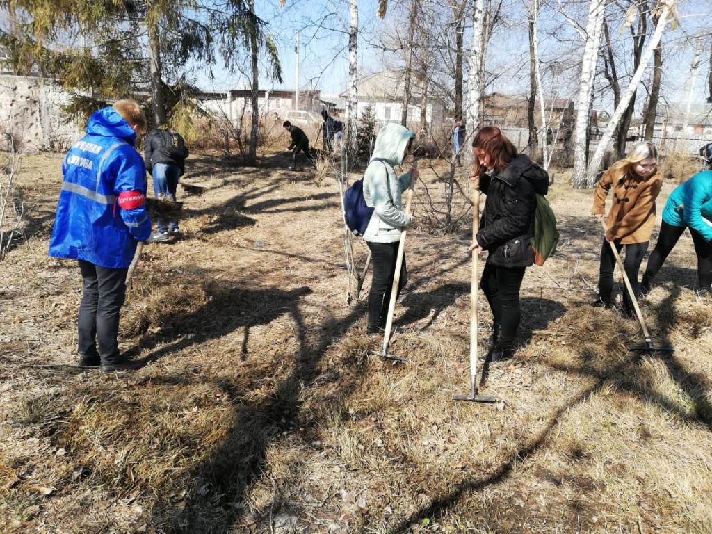 В «чистый четверг» в Барнауле убирали мусор с берегов реки и с обочин дорог  БАРНАУЛ :: Официальный сайт города