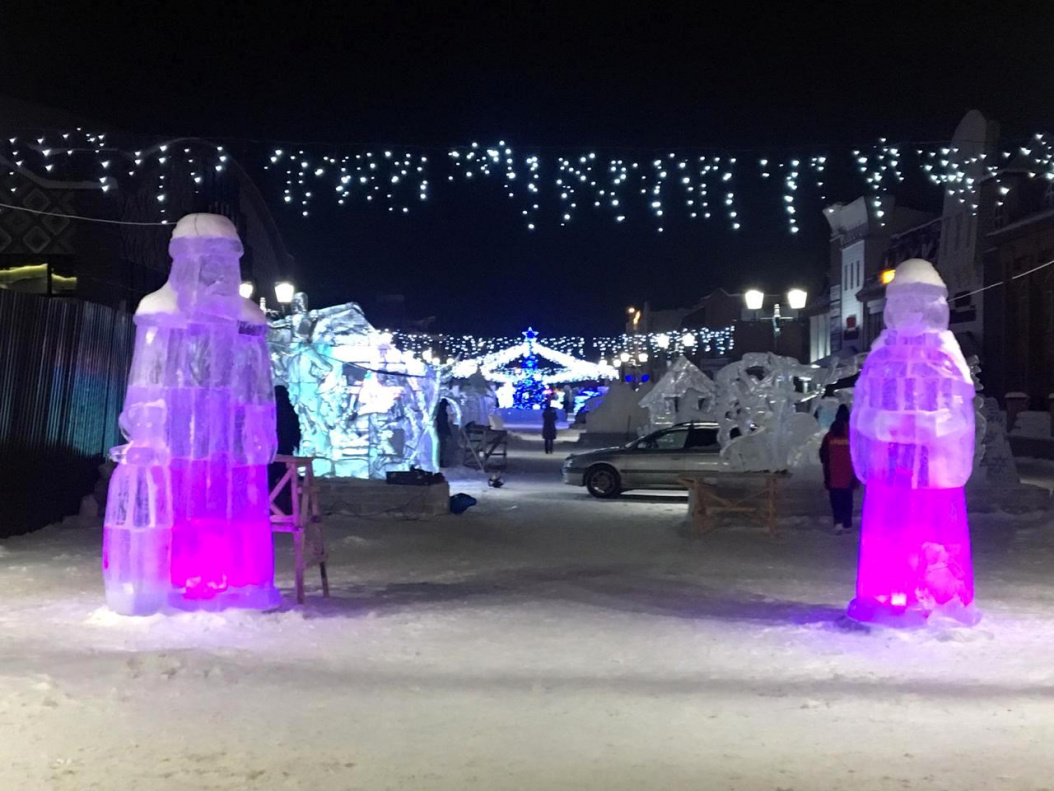 Горка барнаул. Барнаул Ледовый городок. Арбат Барнаул мало Тобольская зима. МАЛОТОБОЛЬСКАЯ Барнаул новый год. Снежный городок на Малотобольской.