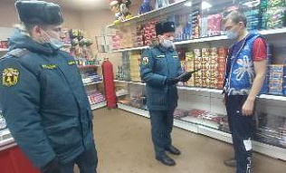 В Барнауле продолжают проверять соблюдение правил продажи пиротехники