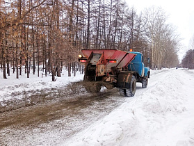 В Барнауле дорожные службы продолжают противогололедную обработку тротуаров