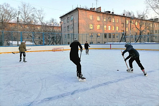 В Октябрьском районе проходят тренировки по хоккею в рамках проекта «Зимний дворовый инструктор» 
