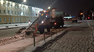 Автодорстрой очищает от снега дороги и тротуары города