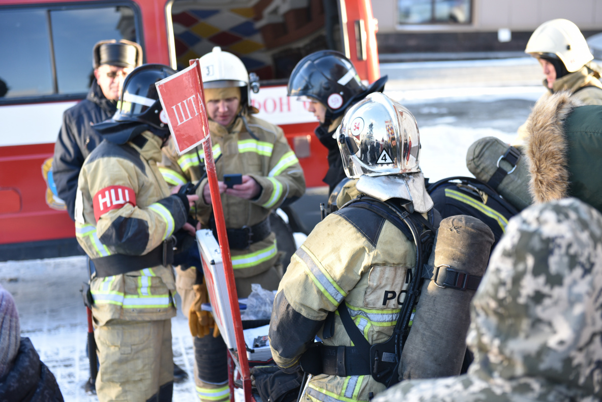 Пожарные-спасатели Барнаул. Тренировка пожарных. Учения в Барнауле. Показные пожарно-технические учения. Минута угрожать