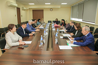 В администрации Барнаула прошло заседание городской комиссии по оказанию помощи семьям участников СВО