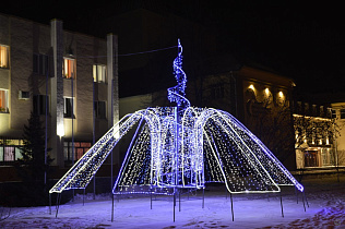 Улицы Барнаула начали украшать к  новогодним праздникам
