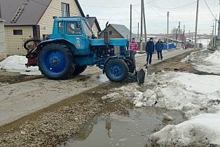 Службы Барнаула ведут откачку талой воды с низменных участков города 